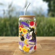 Szklany kubek 550 ml z bambusową pokrywką i szklaną słomką - smok siedzący na książce, wokół motywy z fantastyki i romansu - pocichutku.pl
