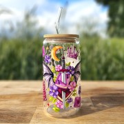 Szklany kubek 550 ml z bambusową pokrywką i słomką - Skrzydlata tajemnica miecz książki smocze skrzydła klucze kłódki w odcienia fioletu i złota - pocichutku.pl