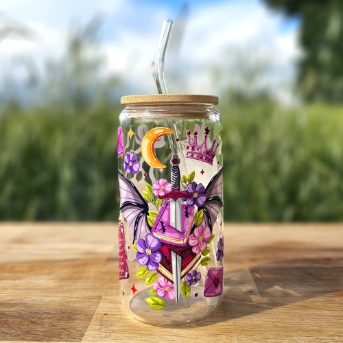 Szklany kubek 550 ml z bambusową pokrywką i słomką - Skrzydlata tajemnica miecz książki smocze skrzydła klucze kłódki w odcienia fioletu i złota - pocichutku.pl