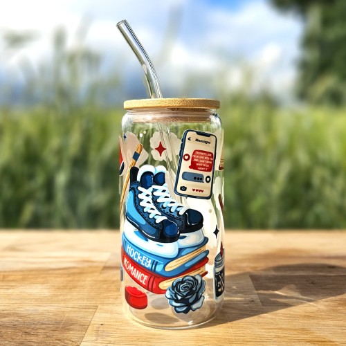 Szklany kubek 550 ml z szklaną rurką i pokrywką - mecz hokejowy, nawiązujący do książek z motywem romansu z hokeistą - pocichutku.pl