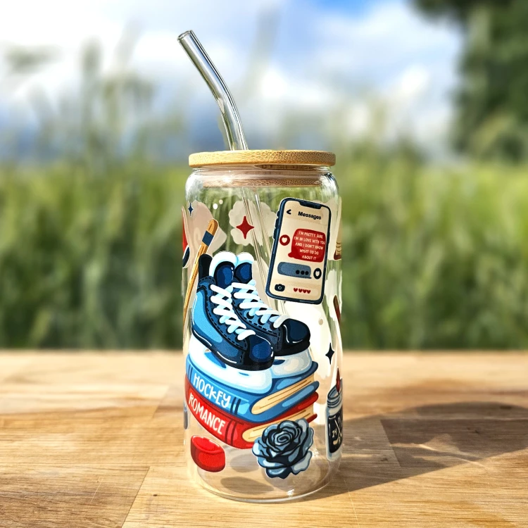 Szklany kubek 550 ml z szklaną rurką i pokrywką - mecz hokejowy, nawiązujący do książek z motywem romansu z hokeistą - pocichutku.pl
