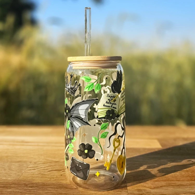Szklany kubek 550 ml z bambusową pokrywką i słomką - Smocza tajemnica w wersji czarno zielonej - pocicutku.pl