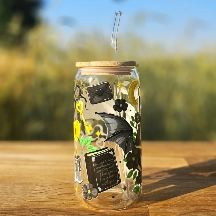 Szklany kubek 550 ml z bambusową pokrywką i słomką - Smocza tajemnica w wersji czarno zielonej - pocicutku.pl