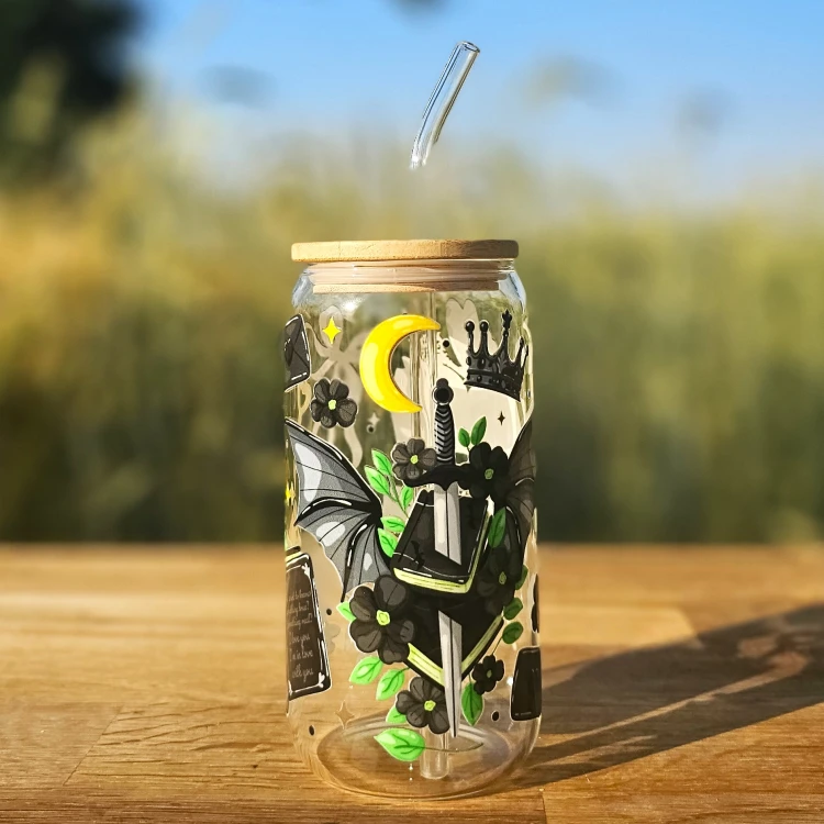 Szklany kubek 550 ml z bambusową pokrywką i słomką - Smocza tajemnica w wersji czarno zielonej - pocicutku.pl
