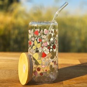 Szklany kubek 550 ml z pokrywką i słomką - poziomki różowe i czerwone z listkami - pocichutku.pl