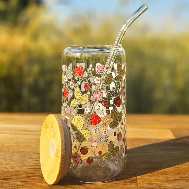 Szklany kubek 550 ml z pokrywką i słomką - poziomki różowe i czerwone z listkami - pocichutku.pl