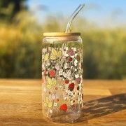 Szklany kubek 550 ml z pokrywką i słomką - poziomki różowe i czerwone z listkami - pocichutku.pl