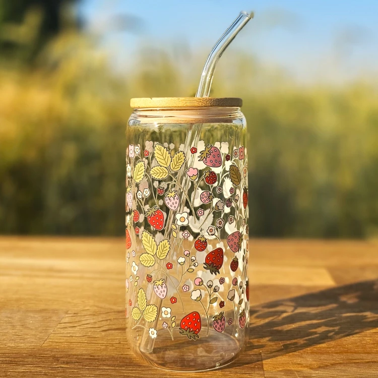 Szklany kubek 550 ml z pokrywką i słomką - poziomki różowe i czerwone z listkami - pocichutku.pl