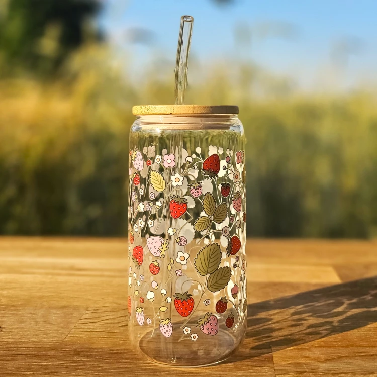 Szklany kubek 550 ml z pokrywką i słomką - poziomki różowe i czerwone z listkami - pocichutku.pl