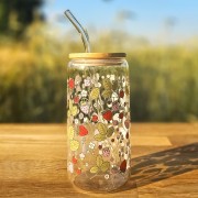 Szklany kubek 550 ml z pokrywką i słomką - poziomki różowe i czerwone z listkami - pocichutku.pl