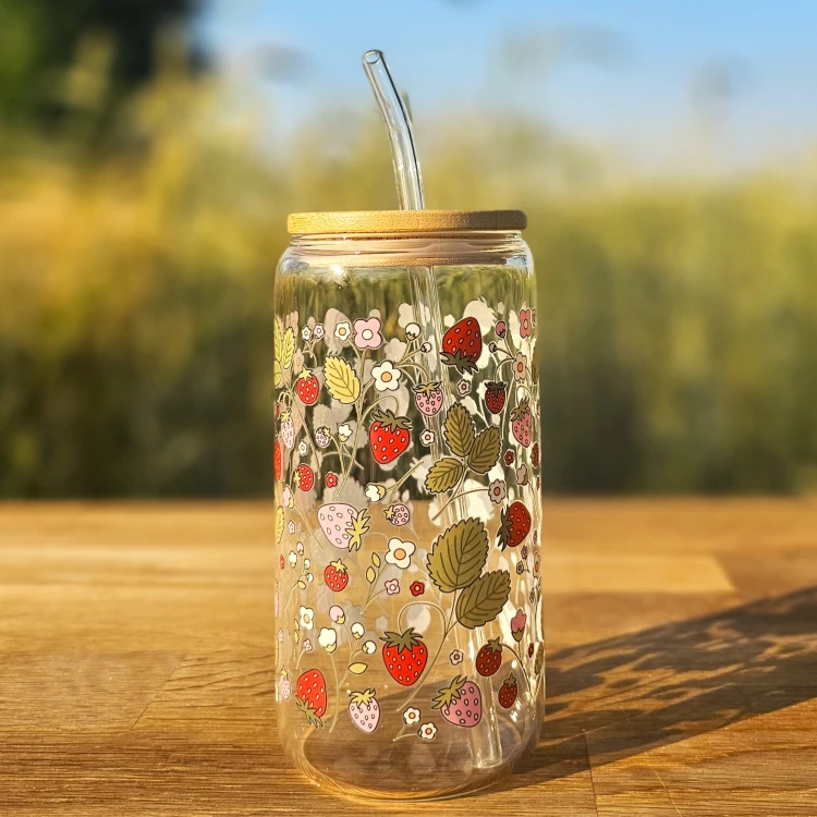 Szklany kubek 550 ml z pokrywką i słomką - poziomki różowe i czerwone z listkami - pocichutku.pl