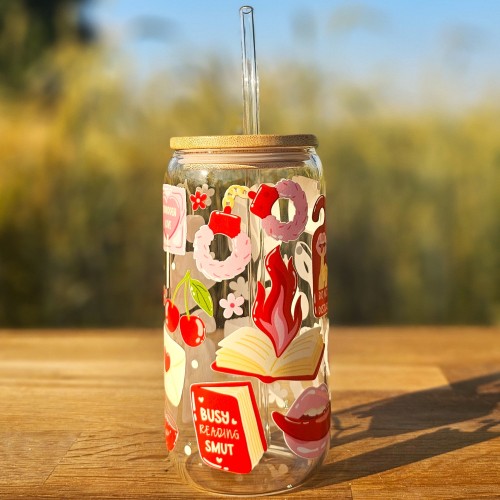 Szklany kubek 550 ml z rurką i pokrywką - pikantne historie - kubek dla miłośniczek romansów - pocichutku.pl