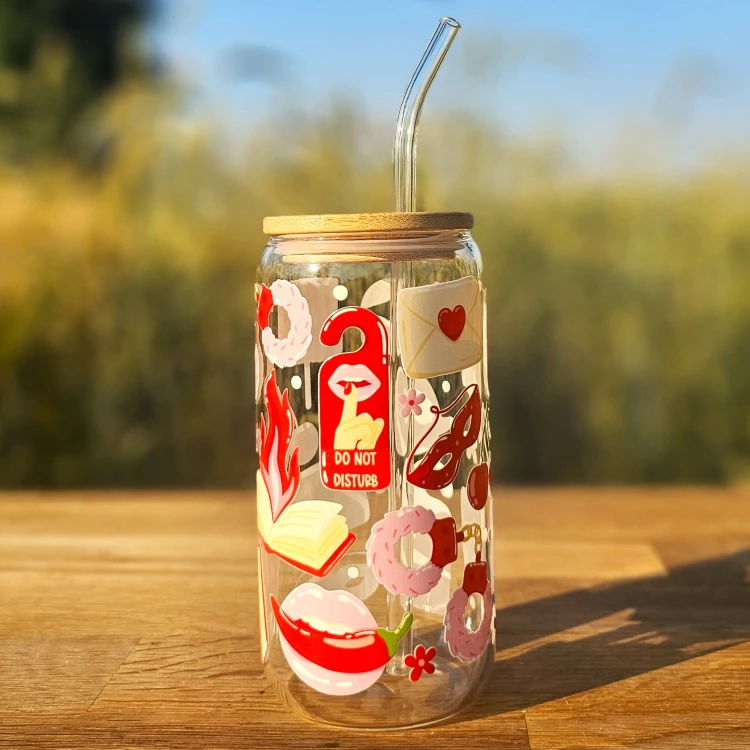 Szklany kubek 550 ml z rurką i pokrywką - pikantne historie - kubek dla miłośniczek romansów - pocichutku.pl