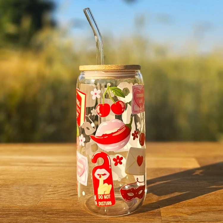 Szklany kubek 550 ml z rurką i pokrywką - pikantne historie - kubek dla miłośniczek romansów - pocichutku.pl
