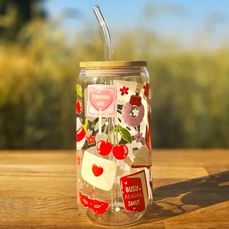 Szklany kubek 550 ml z rurką i pokrywką - pikantne historie - kubek dla miłośniczek romansów - pocichutku.pl