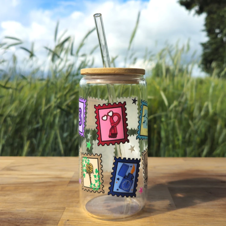 Szklany kubek 550 ml z pokrywką i szklaną słomką - inspirowany albumami Taylor Swift jako znaczki - pocichutku.pl