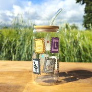 Szklany kubek 550 ml z pokrywką i szklaną słomką - inspirowany albumami Taylor Swift jako znaczki - pocichutku.pl