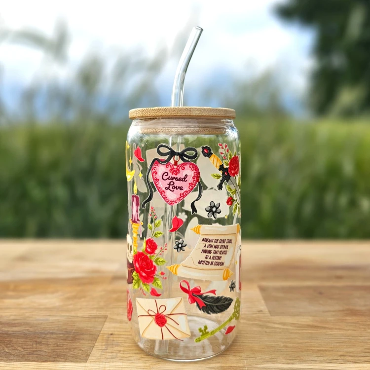 Szklany kubek 550 ml z pokrywką i szklaną słomką - czarny kot w stylu Edgar Alana Poe czarny kruk - pocichutku.pl