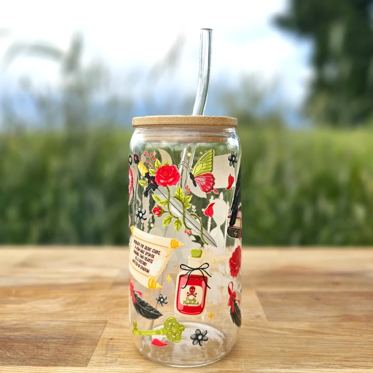 Szklany kubek 550 ml z pokrywką i szklaną słomką - czarny kot w stylu Edgar Alana Poe czarny kruk - pocichutku.pl