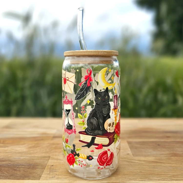 Szklany kubek 550 ml z pokrywką i szklaną słomką - czarny kot w stylu Edgar Alana Poe czarny kruk - pocichutku.pl