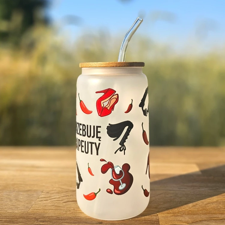 Szklany kubek 550 ml z mlecznego szkła z słomką i bambusową pokrywką - Potrzebuje terapeuty - Gabinet zmysłów - Nienasycone spojrzenie - Scarlett Peacock - pocichutku.pl