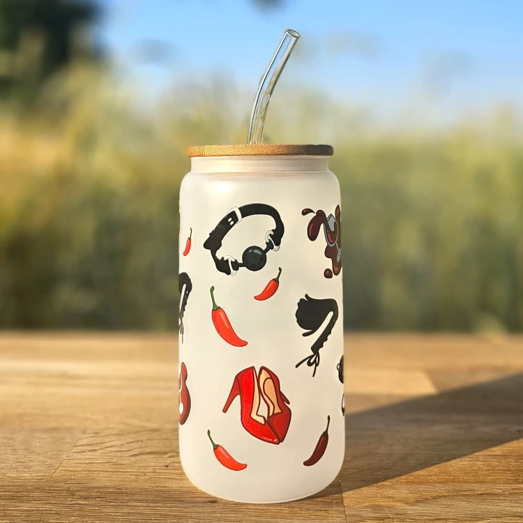 Szklany kubek 550 ml z mlecznego szkła z słomką i bambusową pokrywką - Potrzebuje terapeuty - Gabinet zmysłów - Nienasycone spojrzenie - Scarlett Peacock - pocichutku.pl