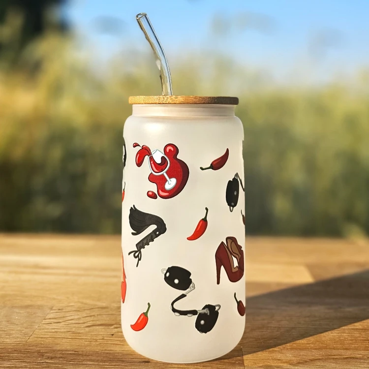 Szklany kubek 550 ml z mlecznego szkła z słomką i bambusową pokrywką - Potrzebuje terapeuty - Gabinet zmysłów - Nienasycone spojrzenie - Scarlett Peacock - pocichutku.pl