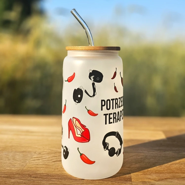 Szklany kubek 550 ml z mlecznego szkła z słomką i bambusową pokrywką - Potrzebuje terapeuty - Gabinet zmysłów - Nienasycone spojrzenie - Scarlett Peacock - pocichutku.pl