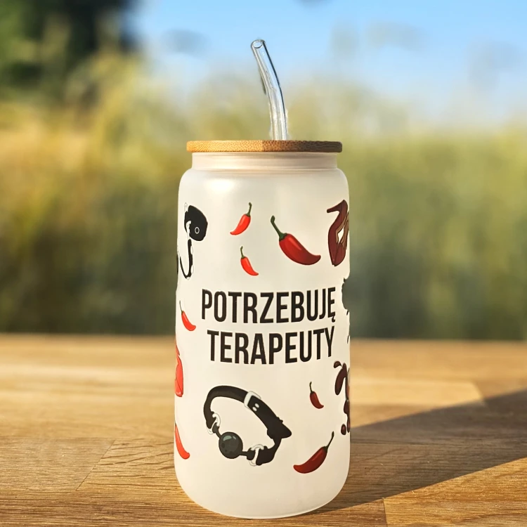 Szklany kubek 550 ml z mlecznego szkła z słomką i bambusową pokrywką - Potrzebuje terapeuty - Gabinet zmysłów - Nienasycone spojrzenie - Scarlett Peacock - pocichutku.pl