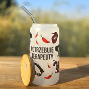 Szklany kubek 550 ml z mlecznego szkła z słomką i bambusową pokrywką - Potrzebuje terapeuty - Gabinet zmysłów - Nienasycone spojrzenie - Scarlett Peacock - pocichutku.pl