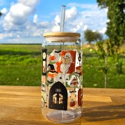 Szklany kubek 550  ml z pokrywką i słomką - Night Library z duszkiem, pomarańczowymi i czarnymi elementami - pocichutku.pl