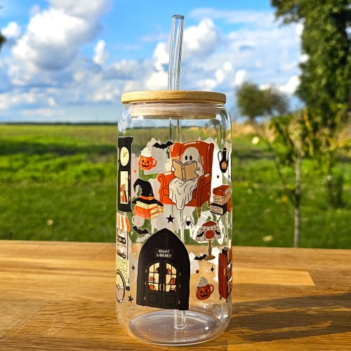 Szklany kubek 550  ml z pokrywką i słomką - Night Library z duszkiem, pomarańczowymi i czarnymi elementami - pocichutku.pl