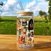 Szklany kubek 550  ml z pokrywką i słomką - Night Library z duszkiem, pomarańczowymi i czarnymi elementami - pocichutku.pl