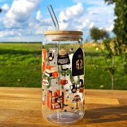 Szklany kubek 550  ml z pokrywką i słomką - Night Library z duszkiem, pomarańczowymi i czarnymi elementami - pocichutku.pl