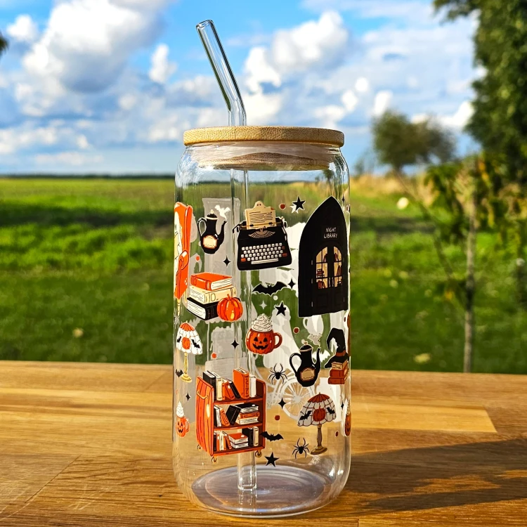 Szklany kubek 550  ml z pokrywką i słomką - Night Library z duszkiem, pomarańczowymi i czarnymi elementami - pocichutku.pl