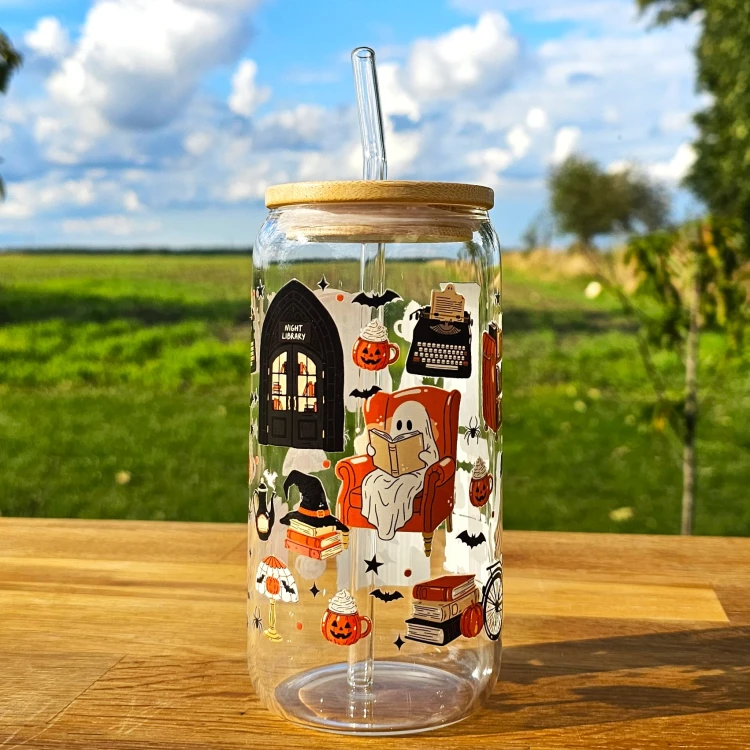 Szklany kubek 550  ml z pokrywką i słomką - Night Library z duszkiem, pomarańczowymi i czarnymi elementami - pocichutku.pl