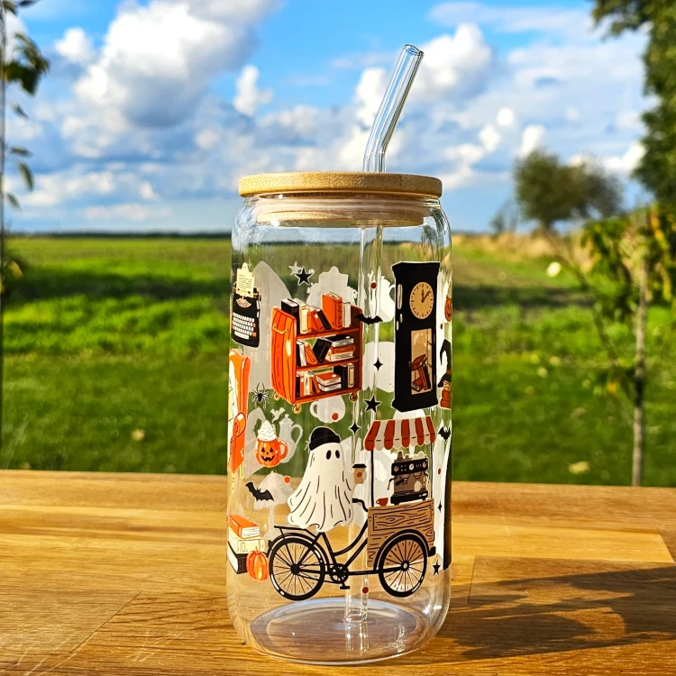 Szklany kubek 550  ml z pokrywką i słomką - Night Library z duszkiem, pomarańczowymi i czarnymi elementami - pocichutku.pl