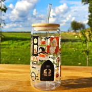 Szklany kubek 550  ml z pokrywką i słomką - Night Library z duszkiem, pomarańczowymi i czarnymi elementami - pocichutku.pl