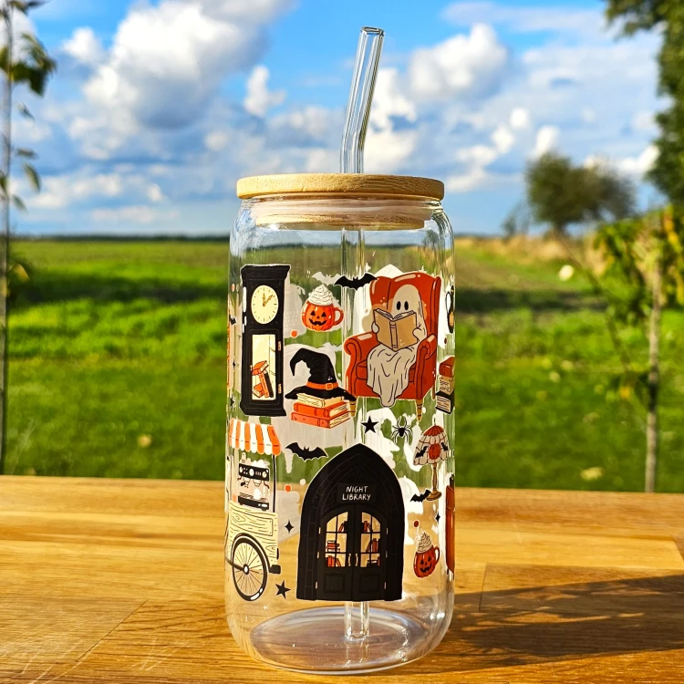Szklany kubek 550  ml z pokrywką i słomką - Night Library z duszkiem, pomarańczowymi i czarnymi elementami - pocichutku.pl