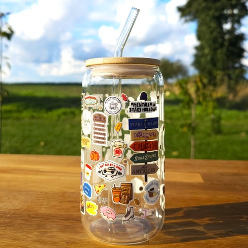 Szklany kubek 550  ml z pokrywką i słomką - Gilmore Girls Kochane Kłopoty - pocichutku.pl
