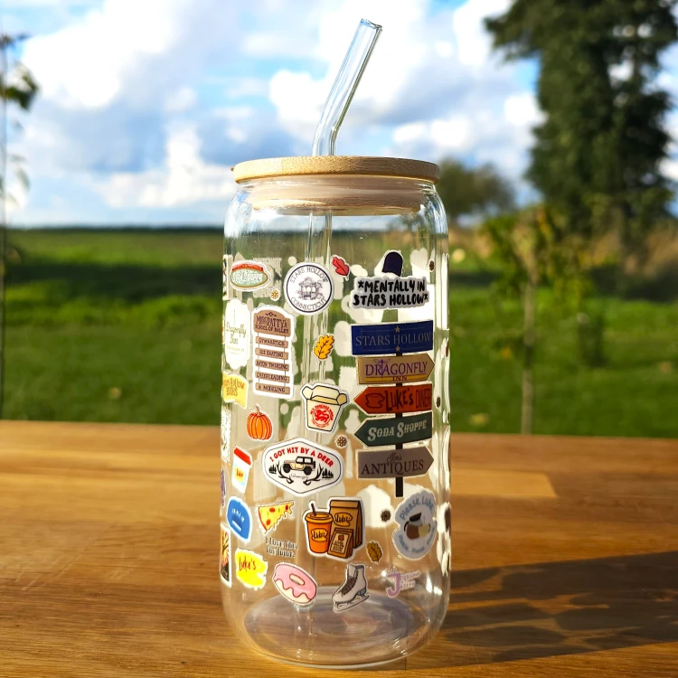 Szklany kubek 550  ml z pokrywką i słomką - Gilmore Girls Kochane Kłopoty - pocichutku.pl