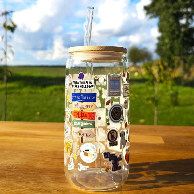 Szklany kubek 550  ml z pokrywką i słomką - Gilmore Girls Kochane Kłopoty - pocichutku.pl