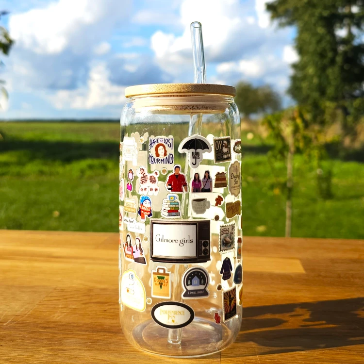 Szklany kubek 550  ml z pokrywką i słomką - Gilmore Girls Kochane Kłopoty - pocichutku.pl