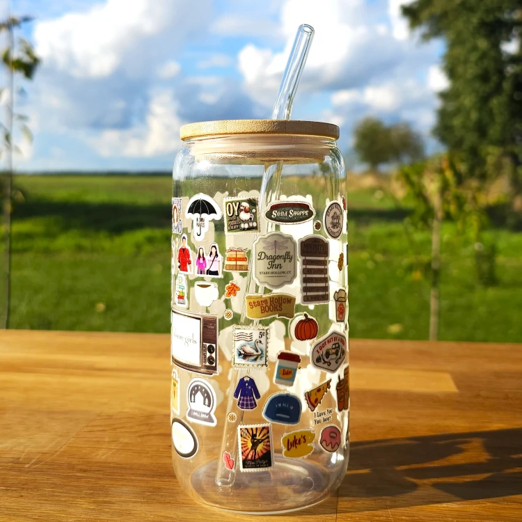 Szklany kubek 550  ml z pokrywką i słomką - Gilmore Girls Kochane Kłopoty - pocichutku.pl