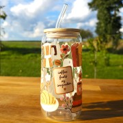 Szklany kubek 550  ml z pokrywką i słomką - kubek dla książkary, która kocha kawę - w odcieniach brązu i beżu - pocichutku.pl