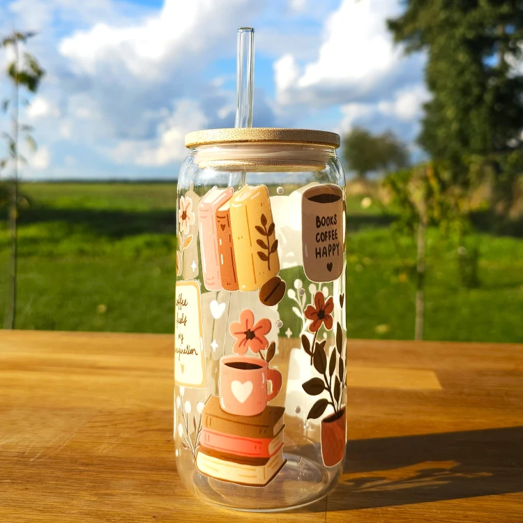 Szklany kubek 550  ml z pokrywką i słomką - kubek dla książkary, która kocha kawę - w odcieniach brązu i beżu - pocichutku.pl