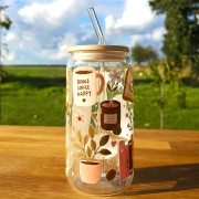 Szklany kubek 550  ml z pokrywką i słomką - kubek dla książkary, która kocha kawę - w odcieniach brązu i beżu - pocichutku.pl