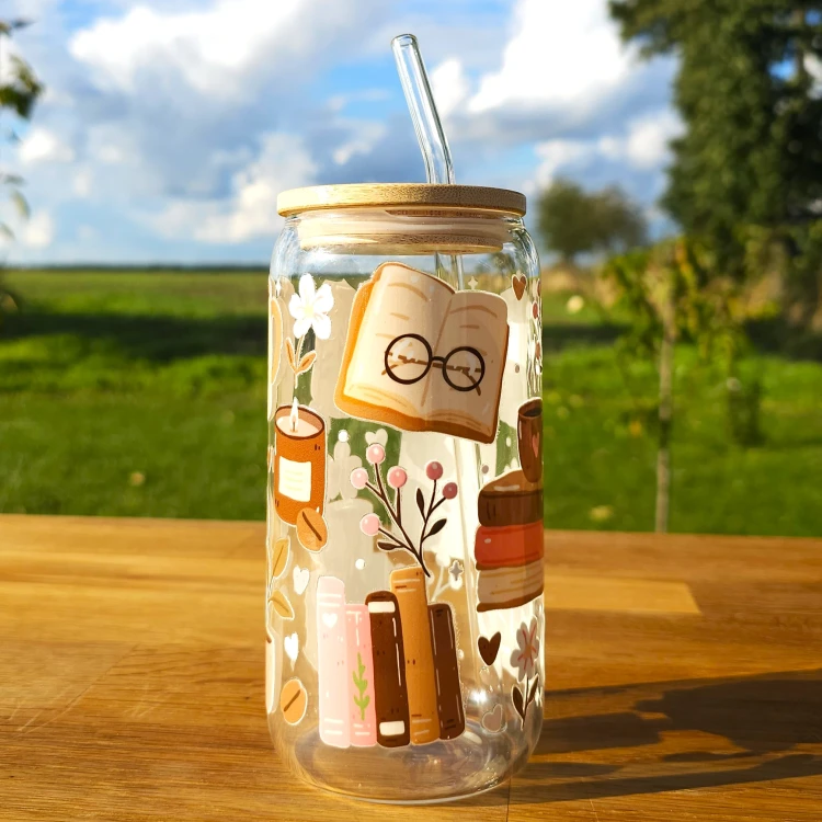 Szklany kubek 550  ml z pokrywką i słomką - kubek dla książkary, która kocha kawę - w odcieniach brązu i beżu - pocichutku.pl