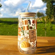 Szklany kubek 550  ml z pokrywką i słomką - kubek dla książkary, która kocha kawę - w odcieniach brązu i beżu - pocichutku.pl