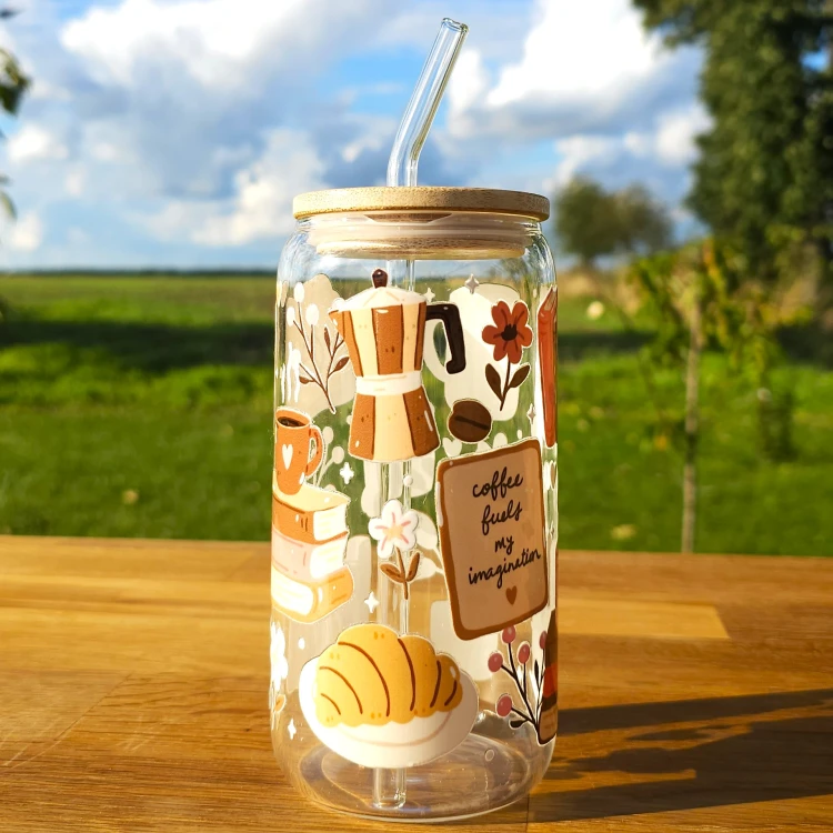 Szklany kubek 550  ml z pokrywką i słomką - kubek dla książkary, która kocha kawę - w odcieniach brązu i beżu - pocichutku.pl
